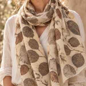 Fular de lana estampado con ecoprint colocado alrededor del cuello